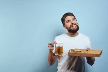 Neşeli adam bir bardak bira fast food diyet yaşam tarzı mavi arka plan alkolü