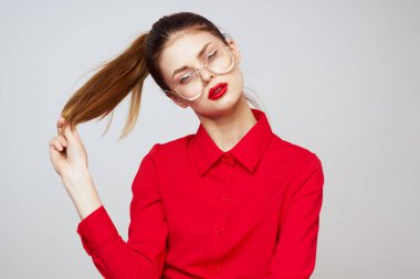 Parlak makyajlı ve hafif arkaplan jestli çekici bir kadın.