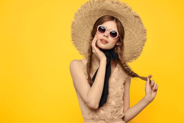 Hasır şapkalı romantik bayan. Güneş gözlüğü mankeni. Duygular.