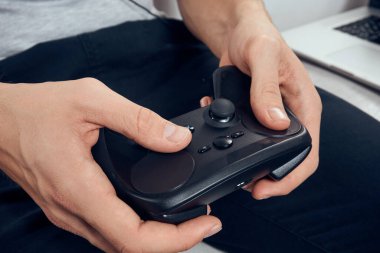 Gamepad erkeği video oyunu bağımlısı ofis teknolojisini ele geçirdi