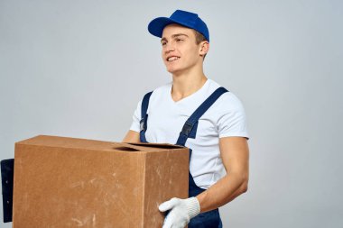 Kutu taşıyan işçi teslimat yükleme servisi