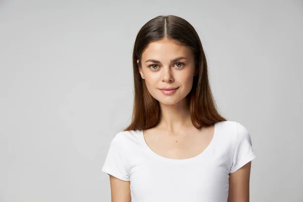 Bella donna guardando avanti sorriso ritagliato vista bianca t-shirt — Foto Stock