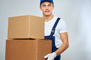 Elinde kutular olan üniformalı bir işçi. Yükleyici yaşam tarzı.