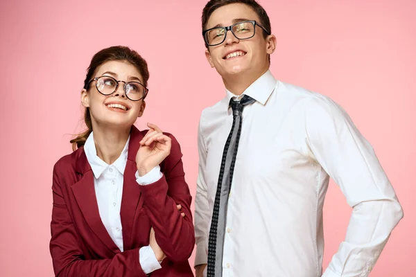 Homem de negócios e mulher escritório trabalho colegas equipe escritório gestão estúdio rosa fundo — Fotografia de Stock