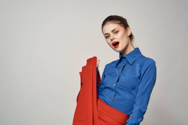 Mavi gömlekli kadınlar romantizm gözlüğü takıp eğleniyorlar.