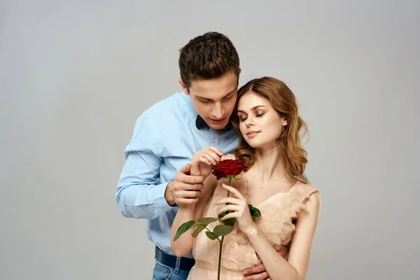 Hombre dando mujer rosas relación encanto estilo de vida abrazo estilo de vida —  Fotos de Stock