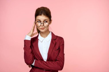 İş kadını kırmızı ceket gözlükleri yönetici yaşam tarzı stüdyo pembe arka plan