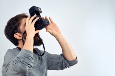 Erkek fotoğrafçı profesyonel kamera Studio Technology modern sanat ışığı arka planı