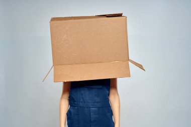 Çalışan üniformalı kadın servis yaşam tarzı paketliyor.