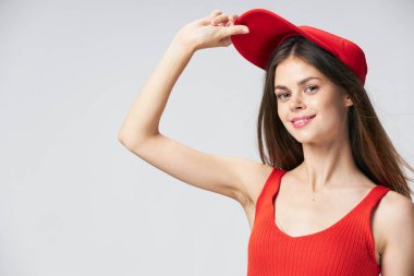 Neşeli kadın şapkasını takar gülümsemesine Kırmızı tişört yakın plan 