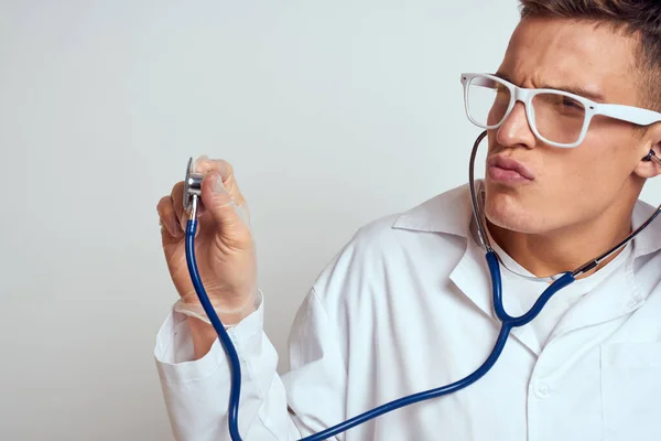 Doktor steteskop ve gözlüklü bir doktor arka planda kırpılmış bir görünüm portresi çizdi. — Stok fotoğraf