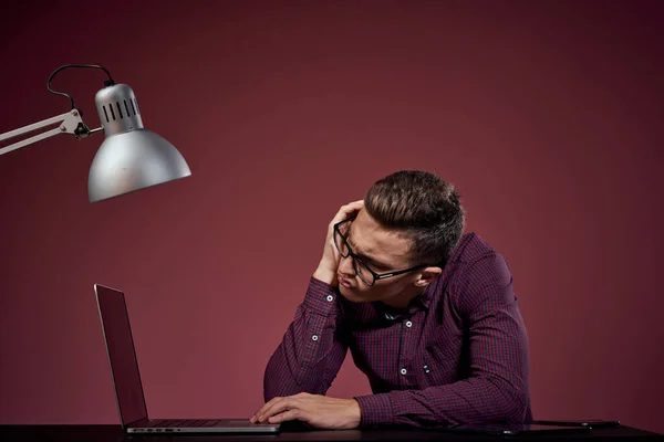 Бізнесмен з ноутбуком в офісних комп'ютерах менеджер зв'язку червоний візерунок фон — стокове фото