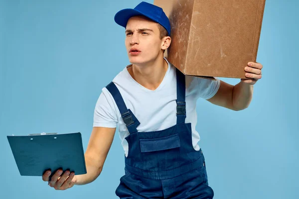 Homem trabalhador com caixa de papelão carregador de entrega estilo de vida fundo azul — Fotografia de Stock