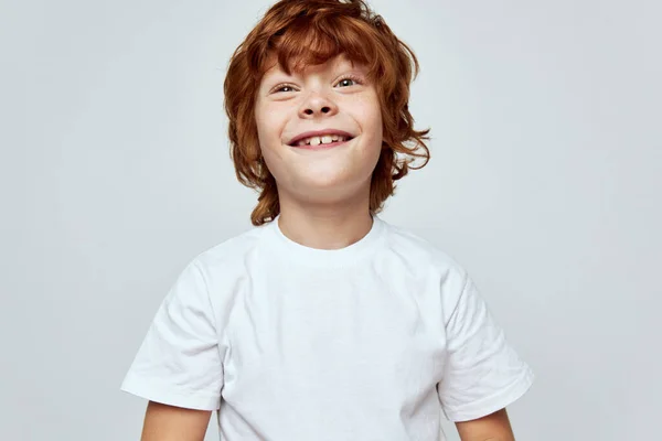 Portret van roodharige jongen bijgesneden uitzicht wit t-shirt glimlach studio — Stockfoto