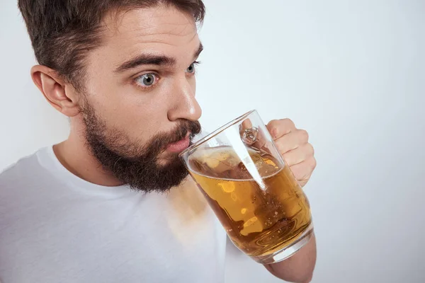 Homme émotionnel avec une grande tasse de bière boisson alcoolisée geste avec ses mains état d'ivresse — Photo