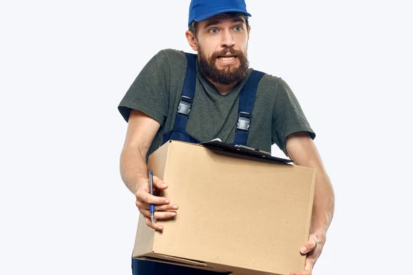 Homem no trabalho caixa uniforme entrega carregador courier luz fundo — Fotografia de Stock