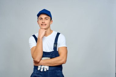 Üniformalı çalışan adam, servis hizmeti ışık arka planı