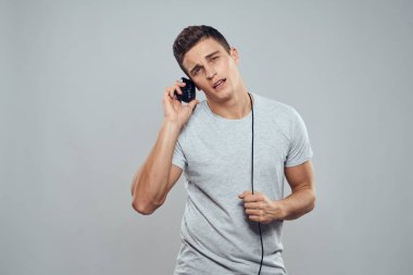 joystick 'i olan adam teknoloji oyunları, eğlence amaçlı hafif arka plan.