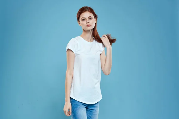 Pretty woman white tshirt long hair glamor lifestyle cropped view blue background — Stock Photo, Image
