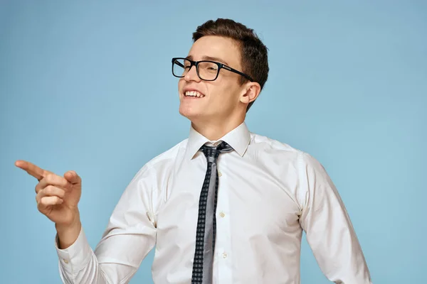 Zakenman wit shirt das bril zelfvertrouwen officiële blauwe achtergrond — Stockfoto