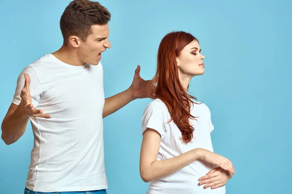 Mulher grávida em t-shirt branca e homem casado casal à espera de bebê azul fundo recortado vista das emoções — Fotografia de Stock