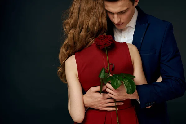 Luxe paar knuffel romantiek relatie steeg over donker geïsoleerde achtergrond — Stockfoto