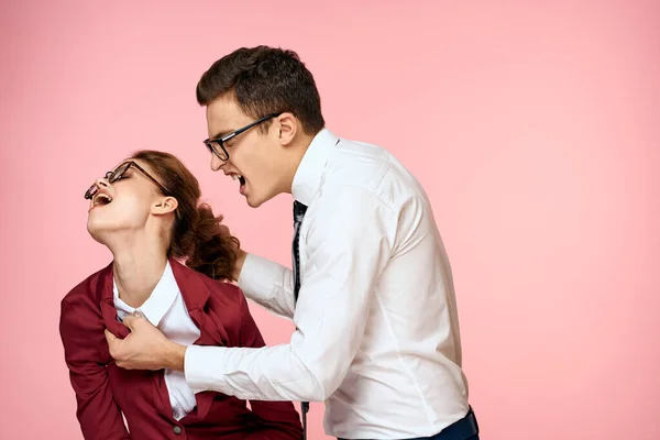 Zakenman en vrouw kantoor werk collega 's team kantoor management studio roze achtergrond — Stockfoto