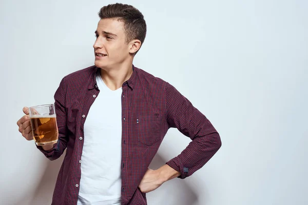 Homme avec une tasse de bière fun alcool style de vie chemise fond clair — Photo