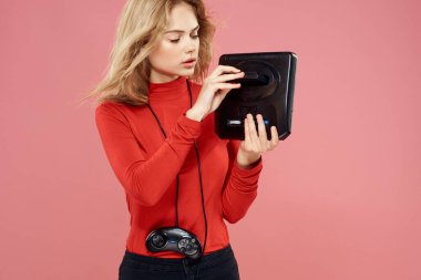 Video oyunu eklentisi olan kadın yaşam tarzı eğlence yaşam tarzı pembe arka plan