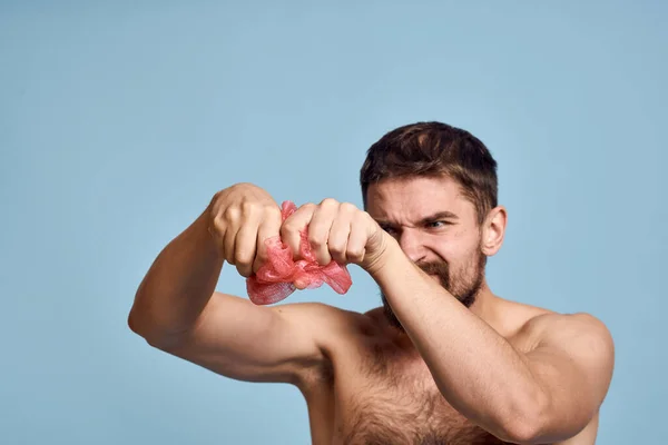턱수염이 덥수룩 한 남자 샤워를 할 때 깨끗 한 피부를 닦는다 — 스톡 사진