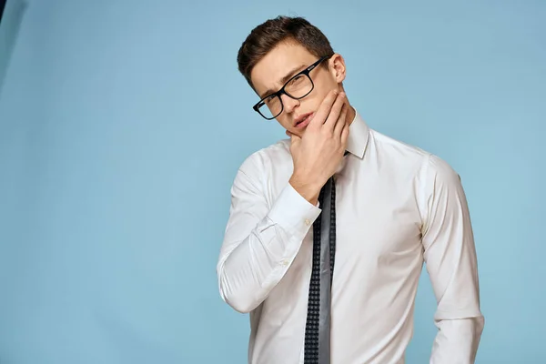 ビジネスマンホワイトシャツネクタイ眼鏡自信公式青の背景 — ストック写真