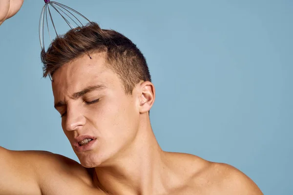 Happy man with head massager on blue background przycięte widok z bliska portret — Zdjęcie stockowe