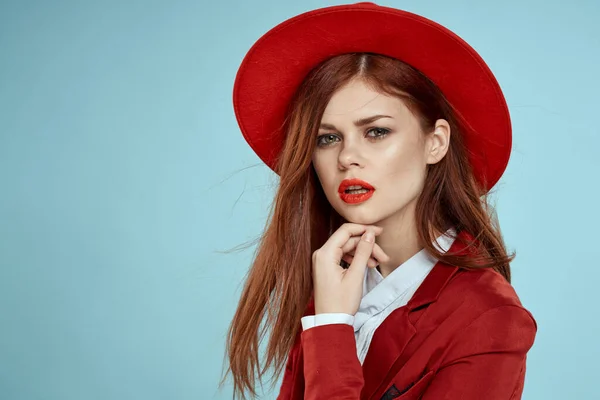 빨간 모자를 쓰고 빨간 입술을 하고 있는 아름다운 여인, 긴 머리를 가진 매력적 인 푸른 배경 — 스톡 사진