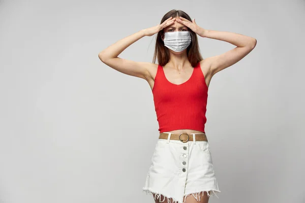Femeia cu masca de protectie impotriva coronavirusului pozand in studio . — Fotografie, imagine de stoc