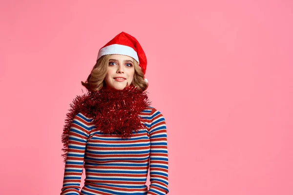 Kvinna i röd mössa med en säckväv runt halsen fira nyår jul — Stockfoto