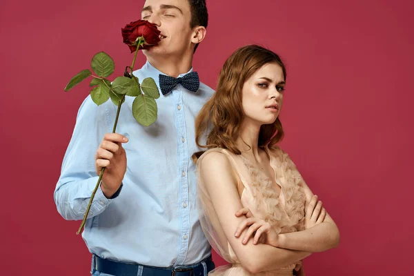 Retrato de pareja romántica enamorada de rosa roja sobre fondo aislado y traje clásico vestido de noche —  Fotos de Stock