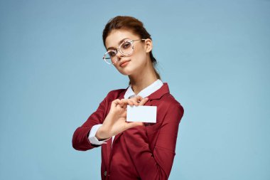 İş kadını kırmızı ceket iş kartı yöneticisi yaşam tarzı mavi arka plan