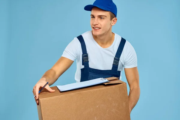 Homem trabalhador com caixa de papelão carregador de entrega estilo de vida fundo azul — Fotografia de Stock