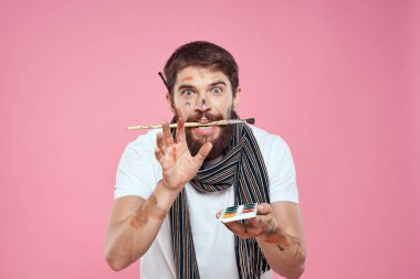 Erkek sanatçı fırçası sanat eseri boyası hobisi yaşam tarzı pembe arka plan