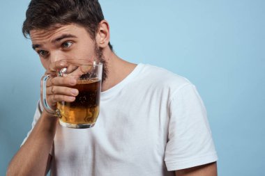 Sarhoş adam bira kupası eğlenceli beyaz tişört yaşam tarzı mavi arka plan