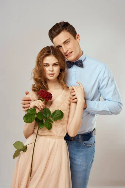 Veselý mladý pár romantika objetí vztah červená růže životní styl světlo pozadí — Stock fotografie
