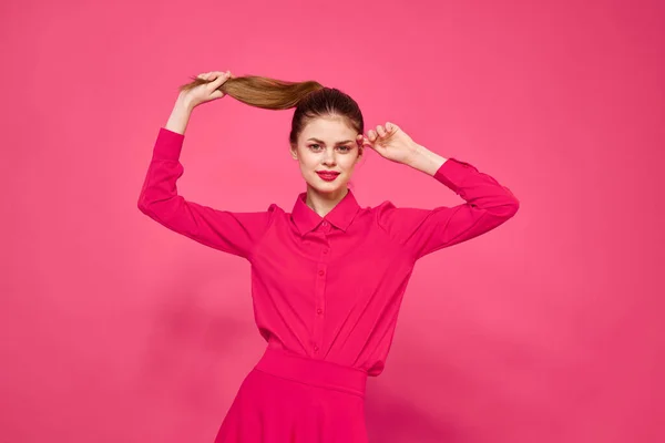 ピンクの背景に明るい服を着た赤い髪の女性の肖像画は、彼女の手でジェスチャーのビューをトリミング — ストック写真
