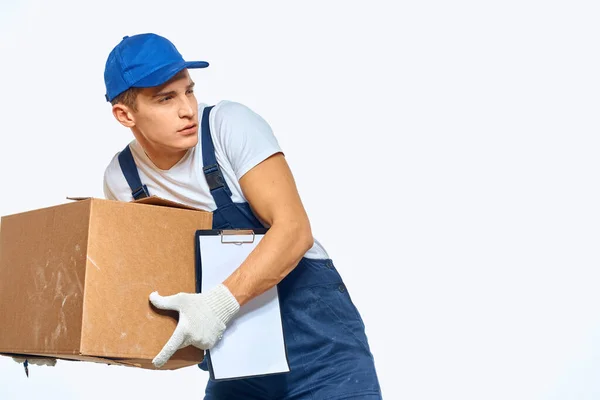 Человек работник с коробкой в руки доставка погрузки службы работы легкий фон — стоковое фото
