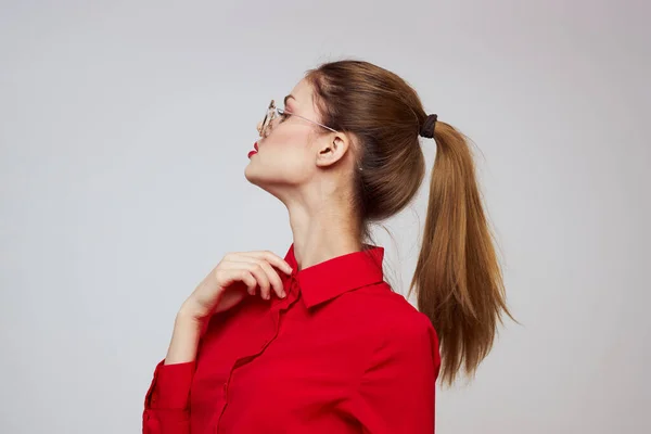 Aantrekkelijke vrouw met heldere make-up en lichte achtergrond gebaren met de handen bijgesneden uitzicht emotie plezier — Stockfoto