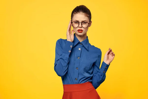 Mulher de camisa azul e óculos de saia vermelha no rosto confiante olhar retrato amarelo fundo recortado vista — Fotografia de Stock