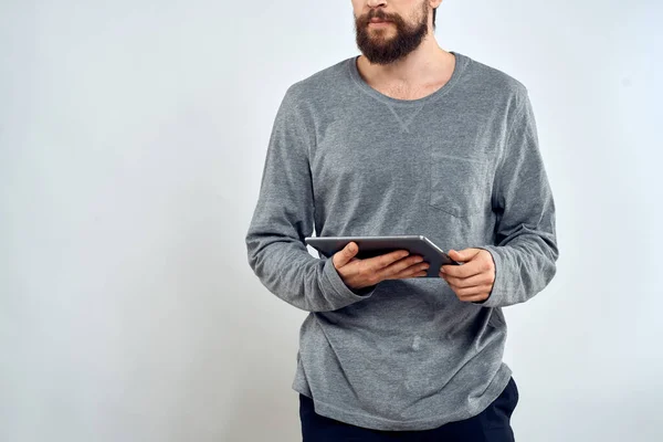 Man with tablet in hands technology lifestyle internet επικοινωνία εργασία φως φόντο περικοπεί προβολή — Φωτογραφία Αρχείου