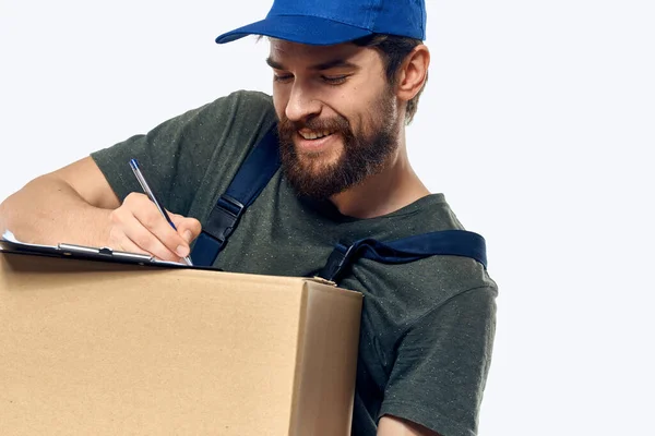 Werken mannelijke koerier met doos in de hand documenten bezorgservice lichte achtergrond — Stockfoto