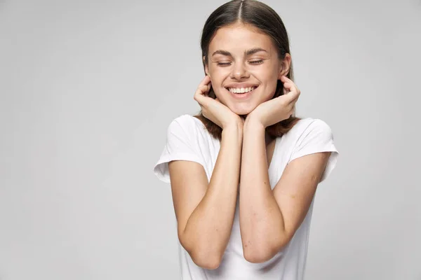 Mulher alegre sorriso olhos fechados mãos perto do rosto — Fotografia de Stock