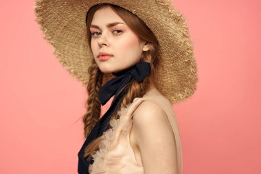 At kuyruklu romantik kız ve hasır şapkalı romantik gülüşlü pembe arka plan kopyalama alanı