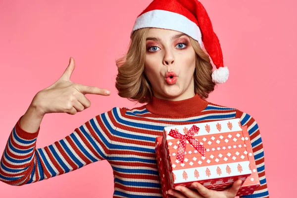 Mutlu bir kadın hediye kutusuyla yeni yıl Noel Baba modeli — Stok fotoğraf